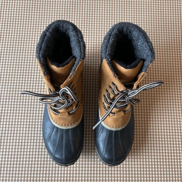 Sorel Hand-crafted waterproof lace up winter women’s boots. Size 7.5 - Picture 5 of 16